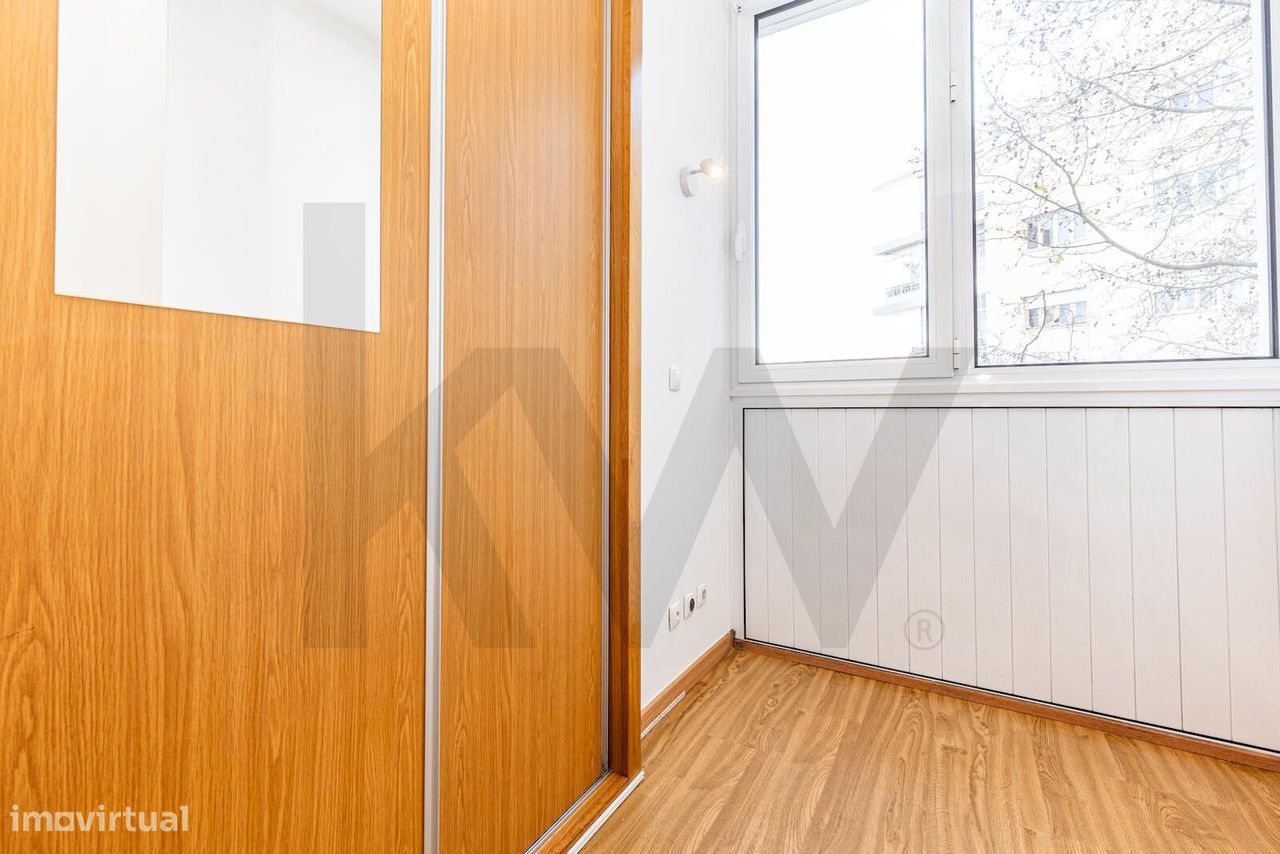 Apartamento T1 transformado em T2 na Av. Estados Unidos da América.
