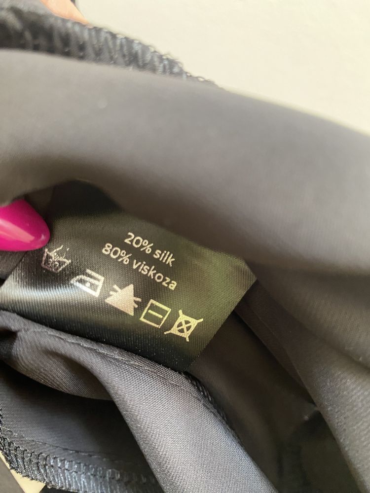 Lekka sukienka przed kolano w rozmiarze uni