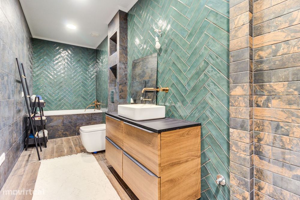 Moradia T5 em banda totalmente remodelada.