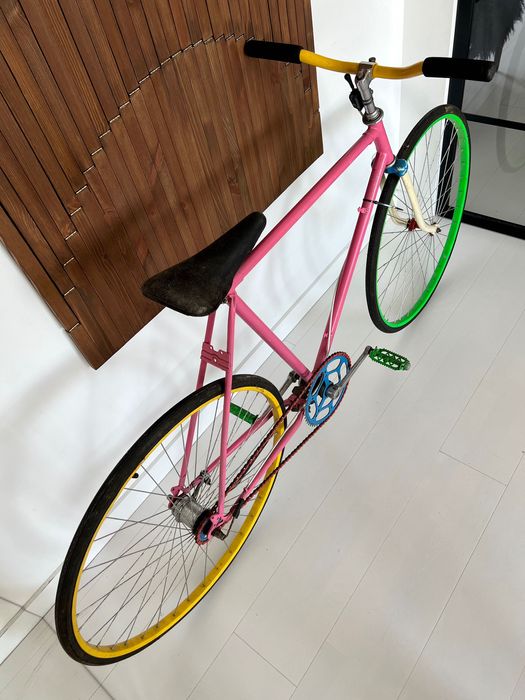 Kolorowy różowy rower single speed torpedo sachs 3.  Nie ostre koło