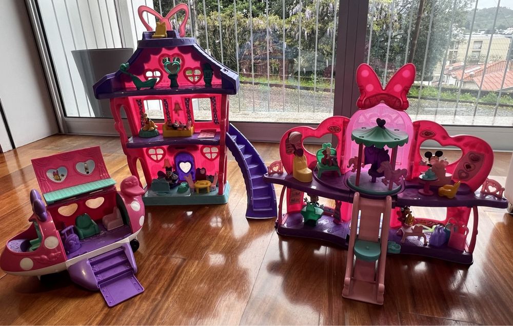 Conjunto da casa, do shopping e do avião da Minnie, com bonecos