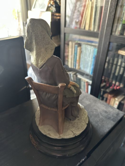 Estatueta em marfinite mãe pobre