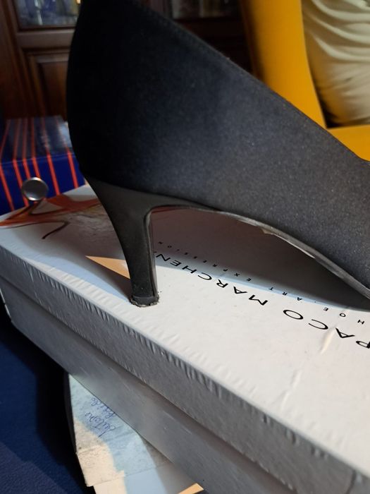 Sapatos de senhora em cetim