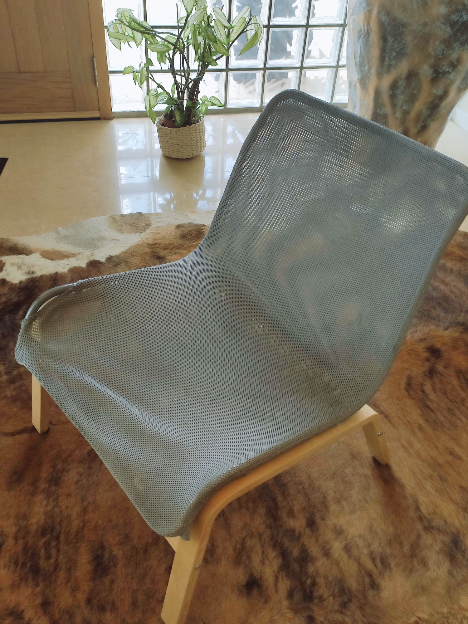 Poltrona baixa modelo IKEA