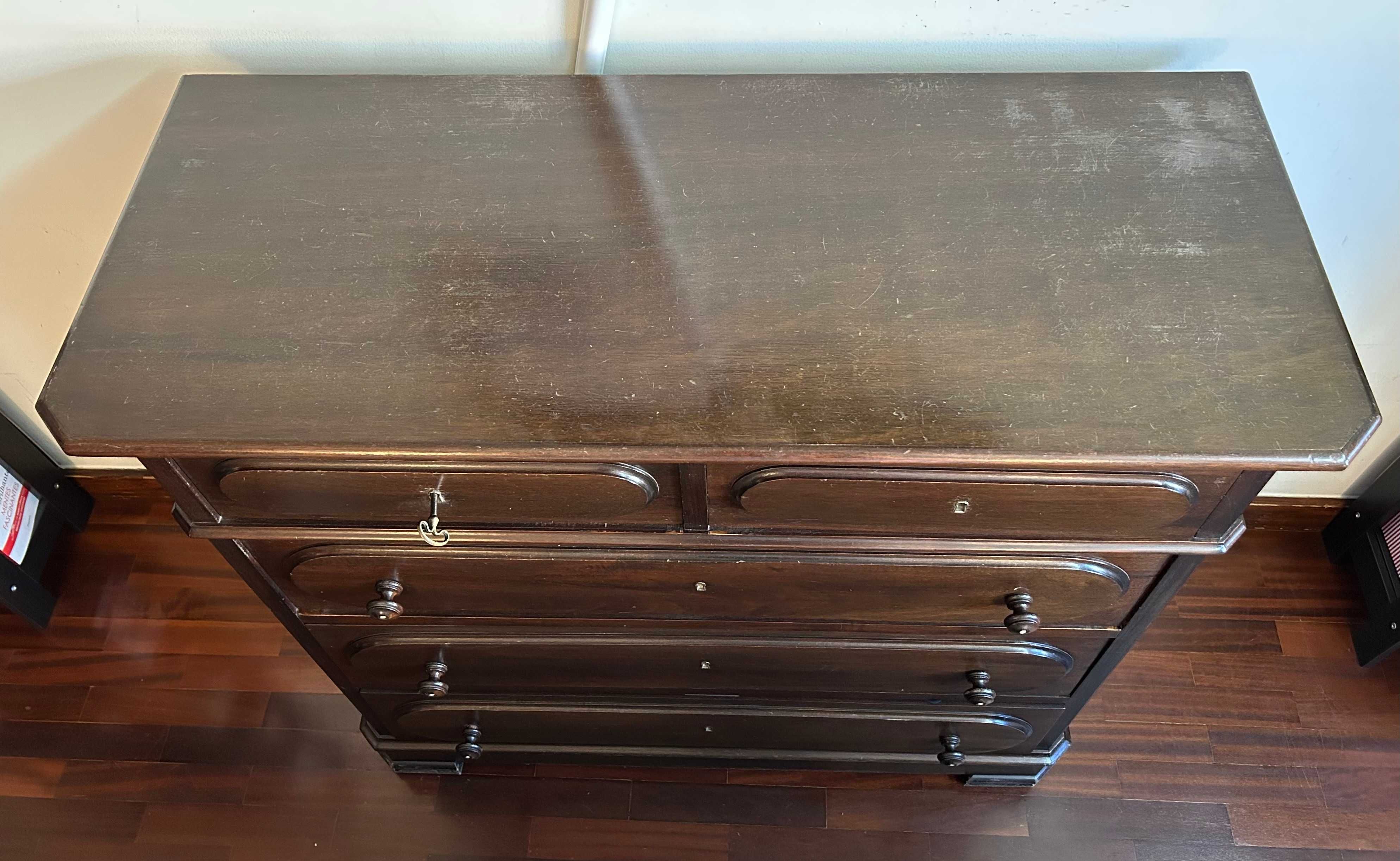 Cómoda  Quarto com bastante arrumação