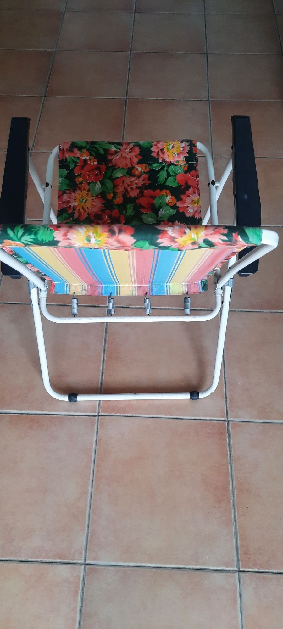 Cadeira vintage em tecido florido articulada