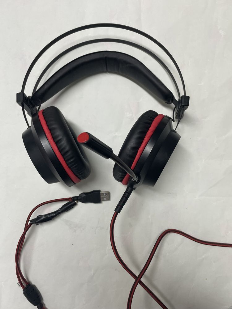 Headset gaming vermelhos e pretos