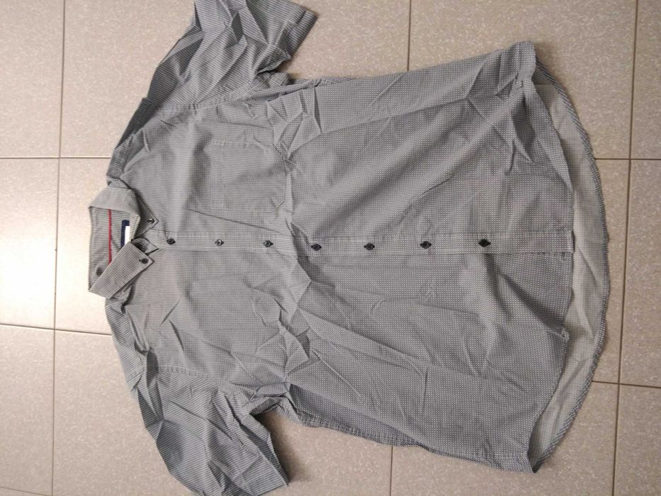 Várias camisas em bom estado