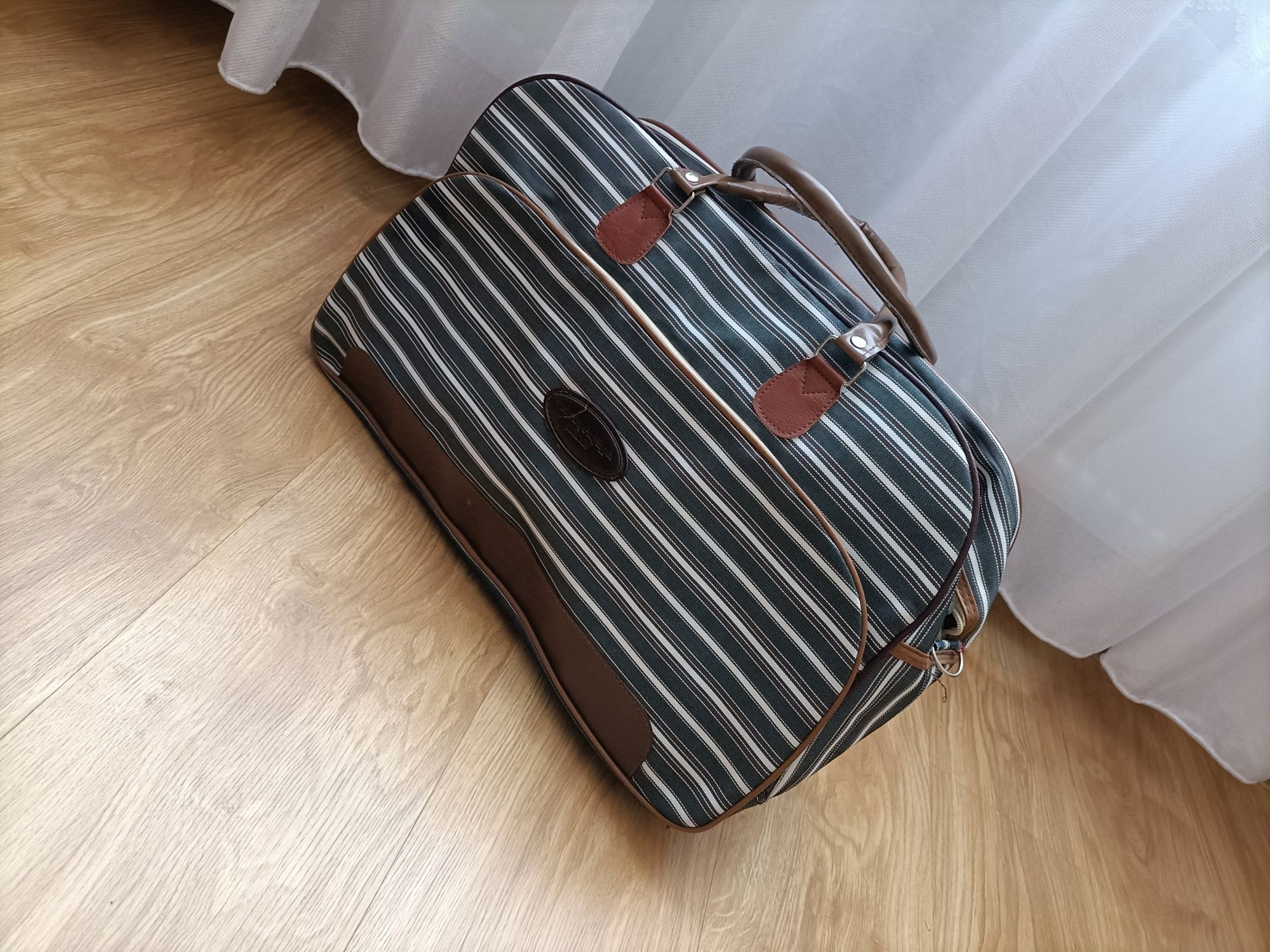 Szaro-biała torba podróżna walizka