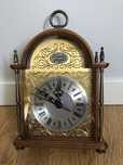 Piekny stary tempus fugit zegar drewniany elegancki retro dekoracyjny