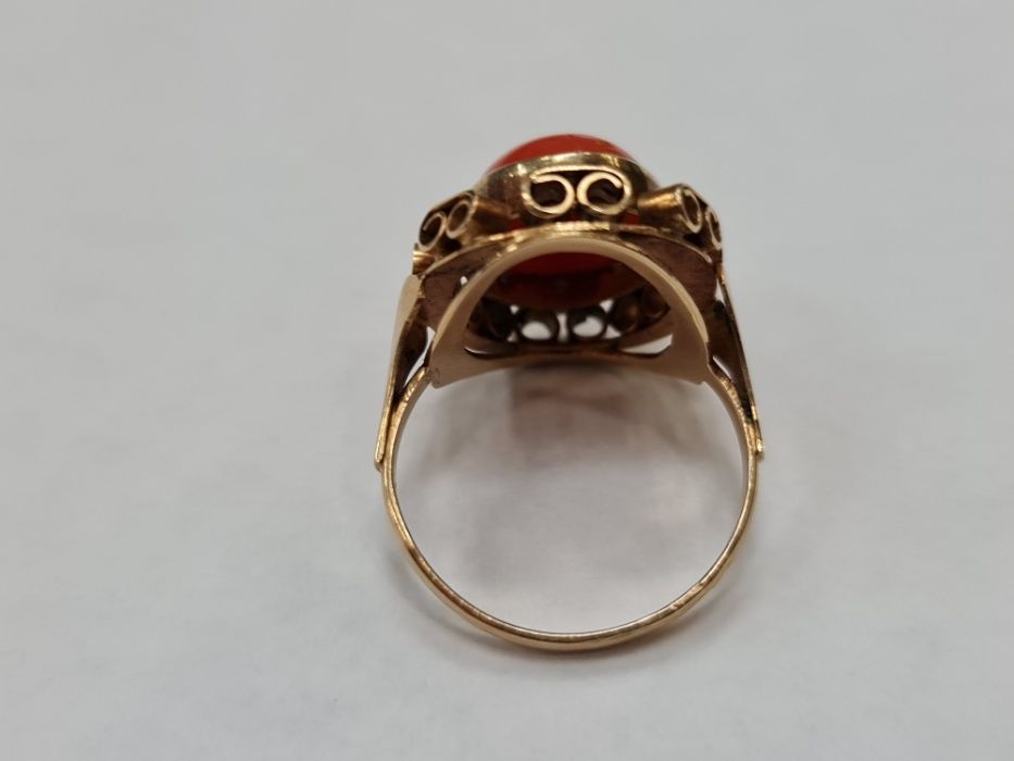 II poł. XX wieku! Złoty pierścionek/ 585/ 5.92 gram/ R16/ Koral