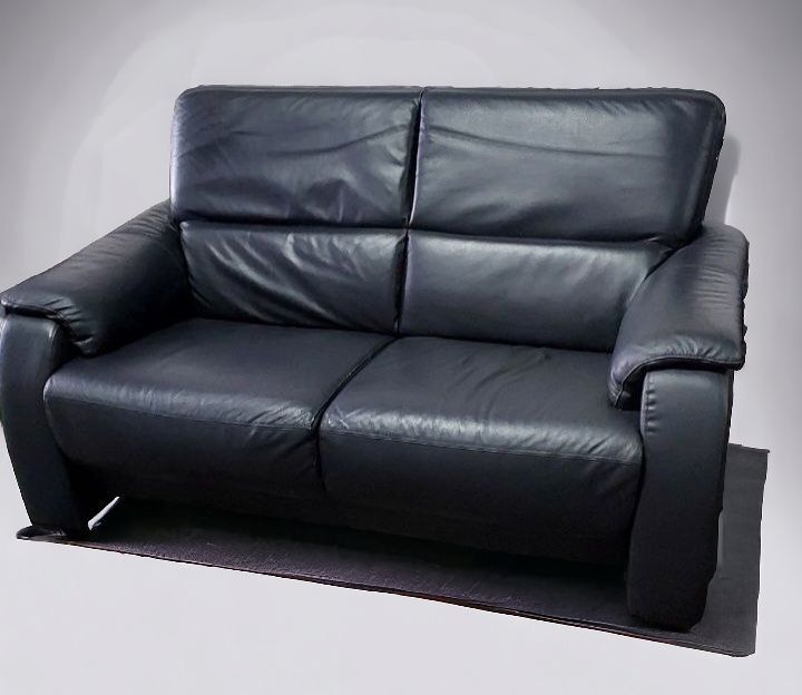 Кожаный двухместный диван чёрный.  Германия. Б/у