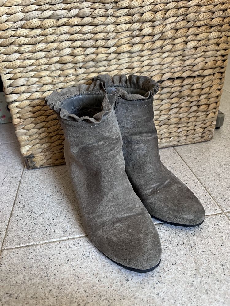 Botins de salto cinza