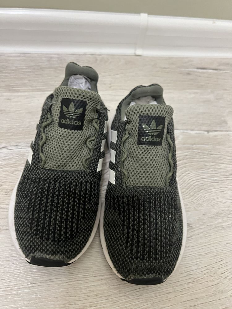 Спортивні кросівки adidas 30,5 р