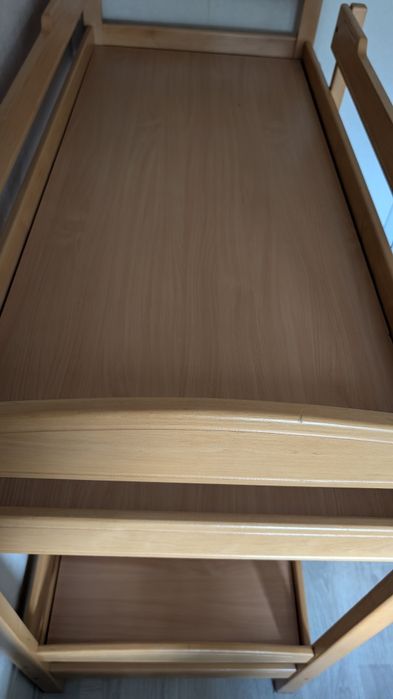 Двоповерхове дерев'яне ліжко