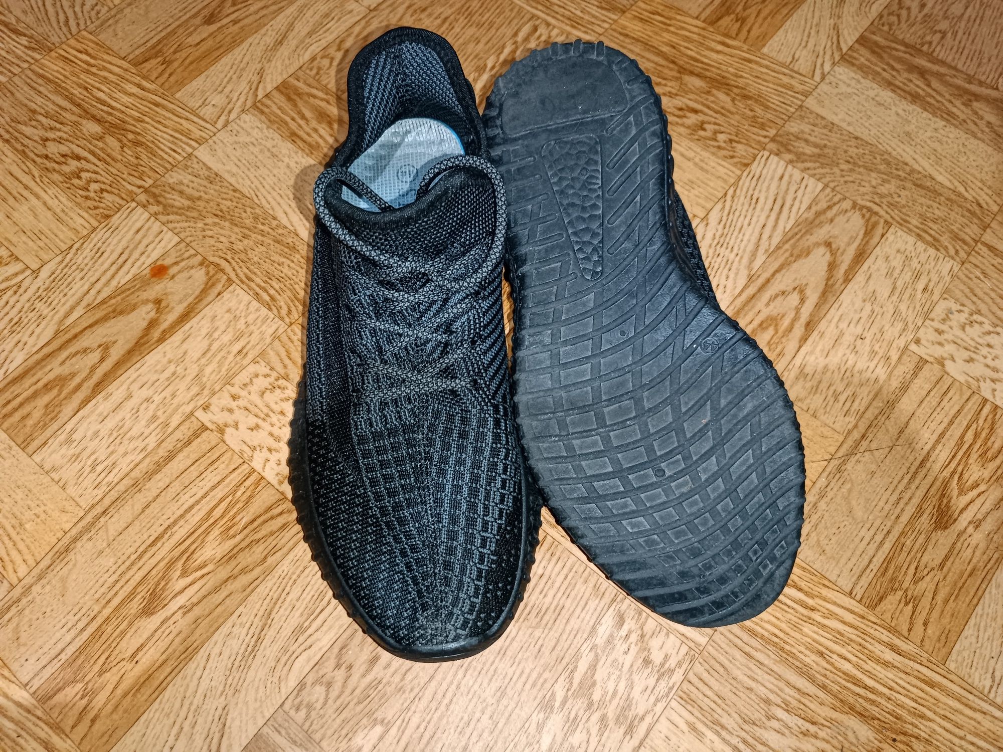 Кроссовки yeezy boost  44 размер