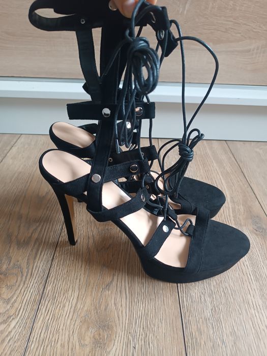 Czarne sandały na szpilce
