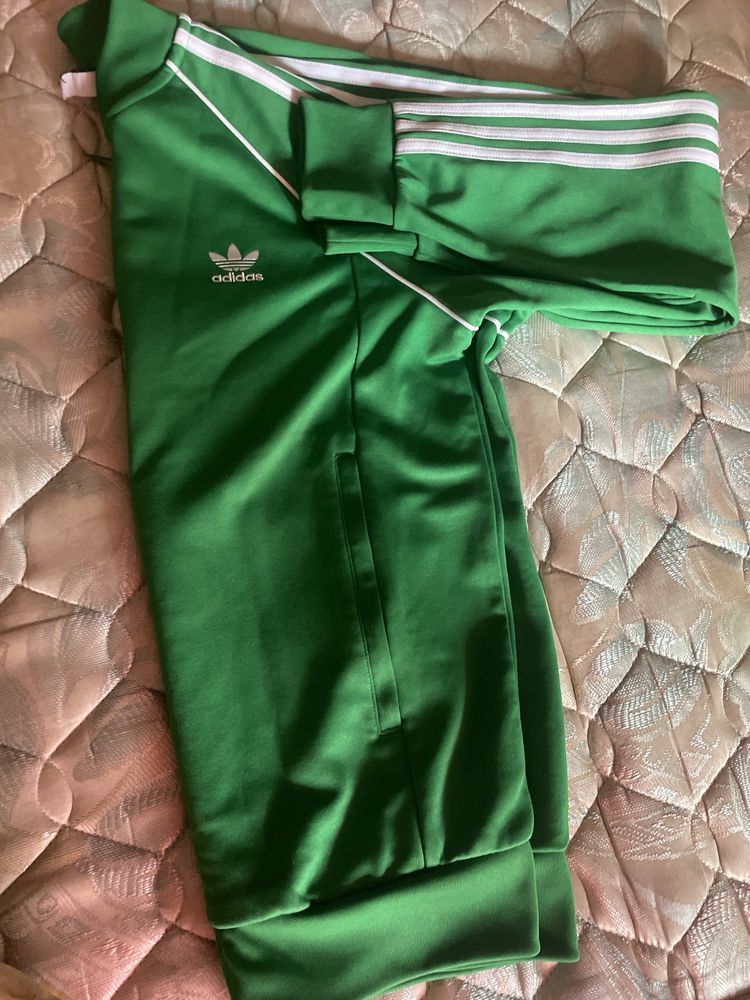 Fato treino de adidas em bom estado aproveita está num bom preço bom.