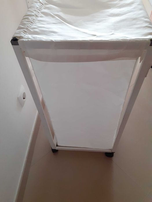Estrutura cesto de lavandaria Ikea com rodas