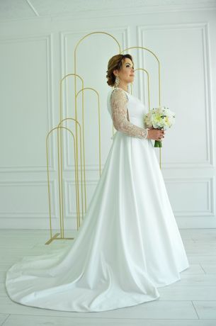 Шикарное свадебное платье (весільна сукня) со шлейфом