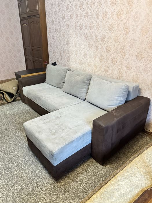 Диван в вітальню