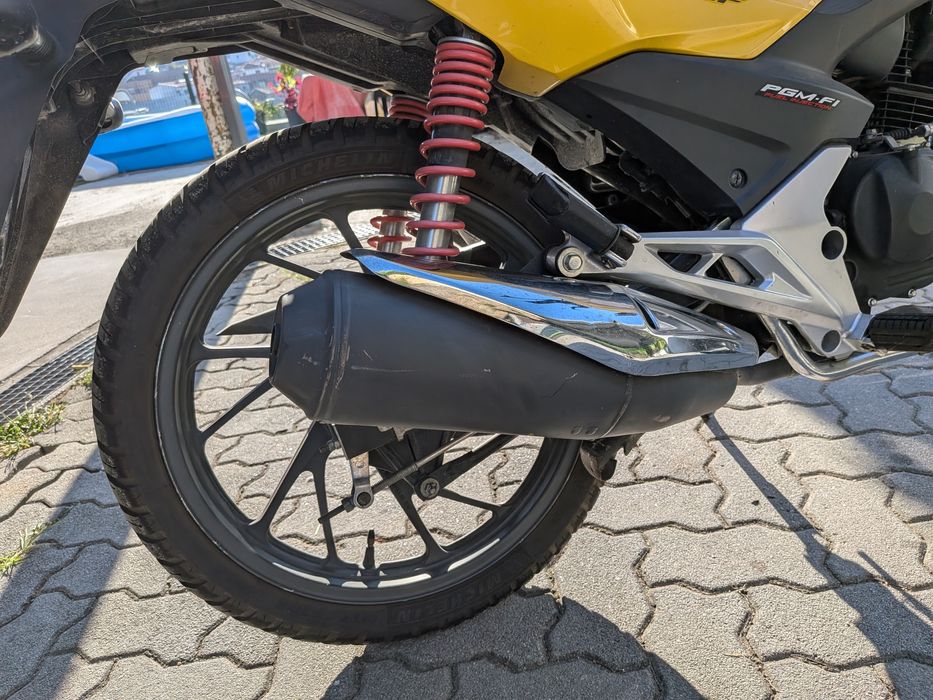 CB125 F - Amarela