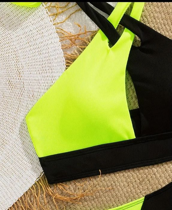 Яркий чёрно салатовый купальник