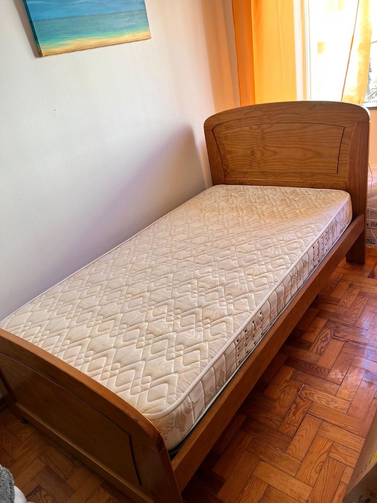 Cama em Madeira maciça