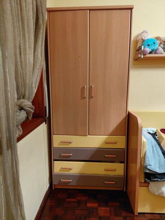 Roupeiro em madeira de pinho para quarto de criança