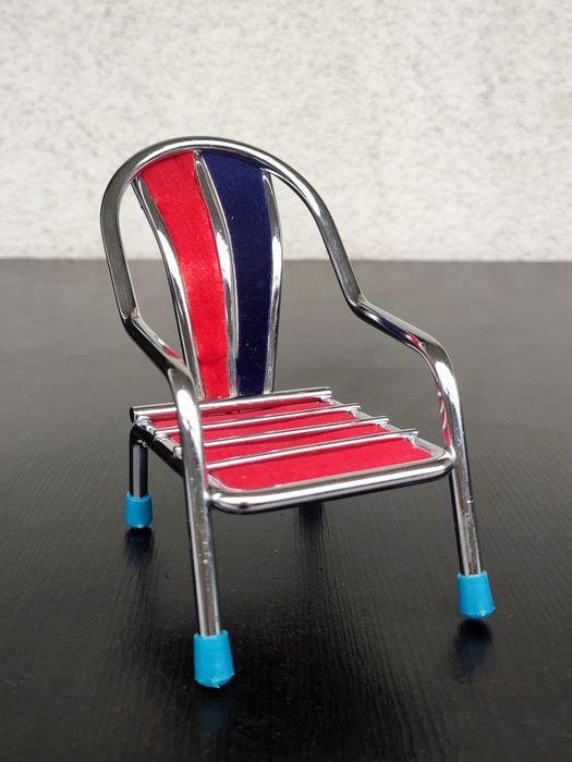 Metalowe krzesło dla lalki.