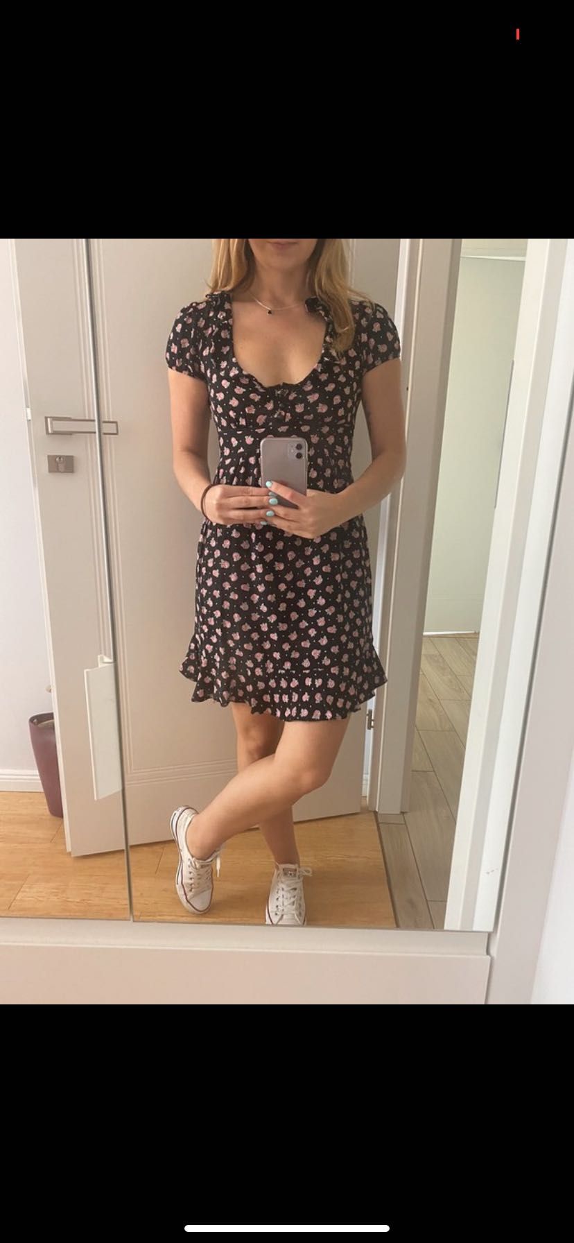 Letnia sukienka w róże czarna s krotki rekawek