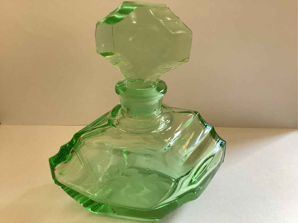 Karafka na perfumy koloru zieleni uranowej