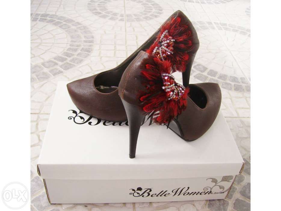 Sapatos castanhos com brilhantes - Novos!