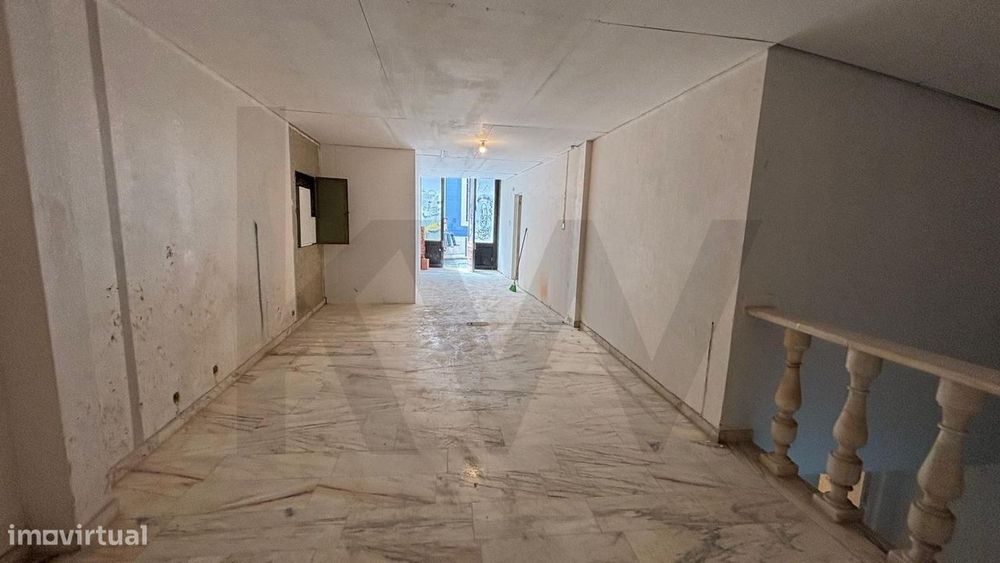 Loja Exclusiva em Bruto na Rua do Salitre – 731 m2 com Luz Natural e P