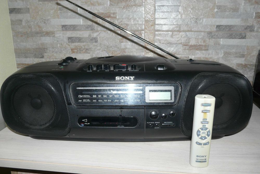 радіоприймач з магнітолою та програвачем дисків