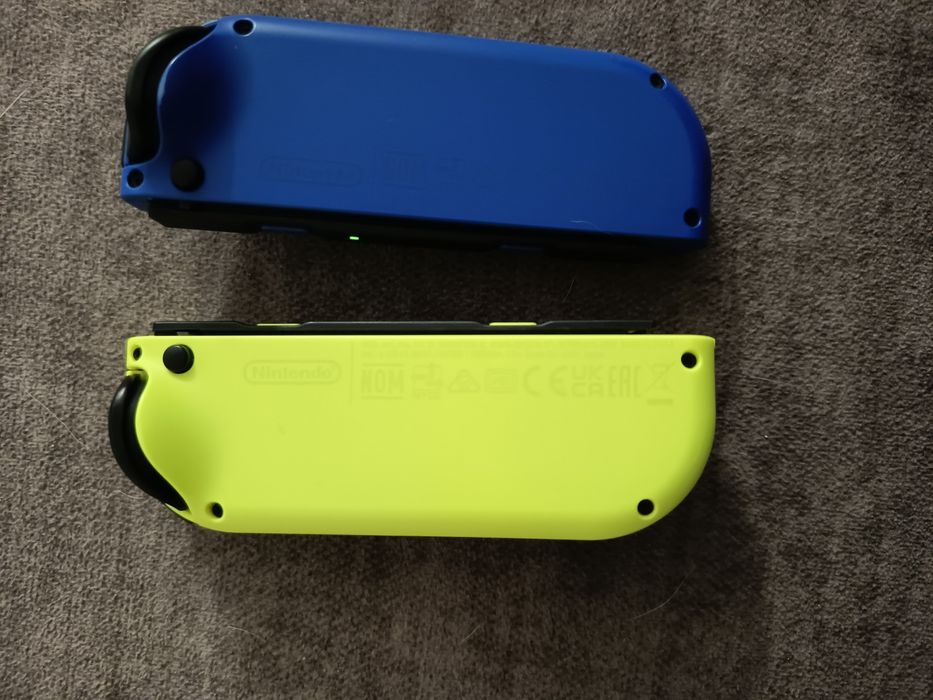 Par de Joy-Cons - Azul e amarelo 

Em per