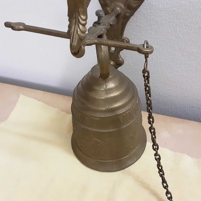 Dzwonek mosiężny na drzwi do domu stary