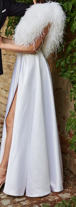 Minimalistyczna suknia ślubna z piórami