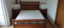 Cama de casal estilo antigo