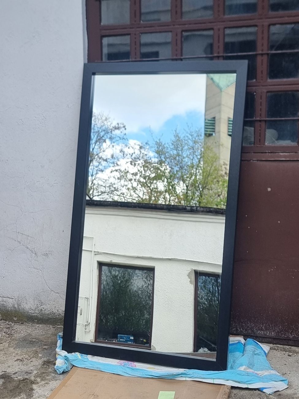 Duże lustro w czarnej ramie