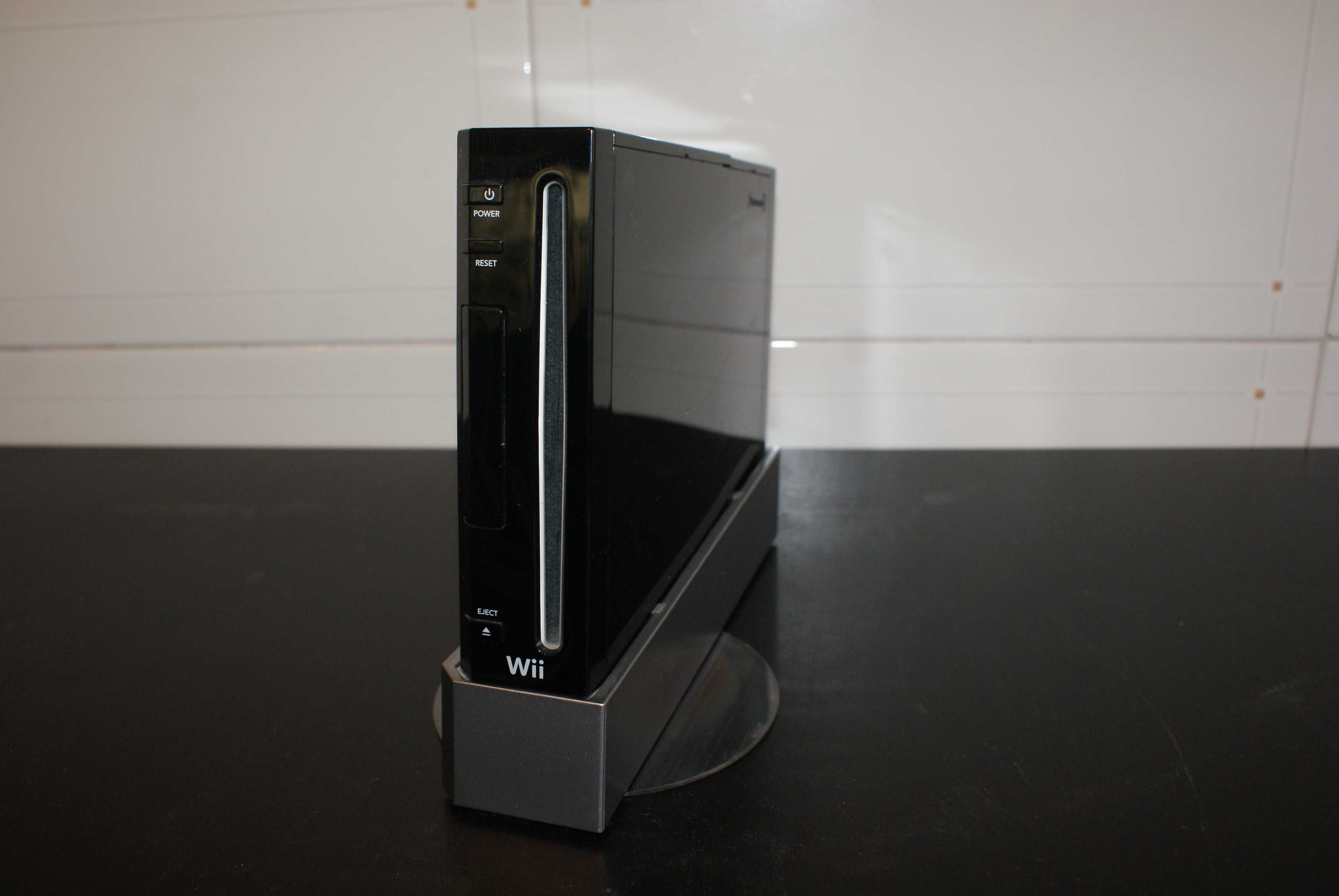 Wii + carregador + 3 comandos com capa + suporte + cabos + acessórios