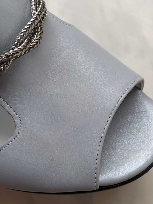 Босоніжки на каблуку