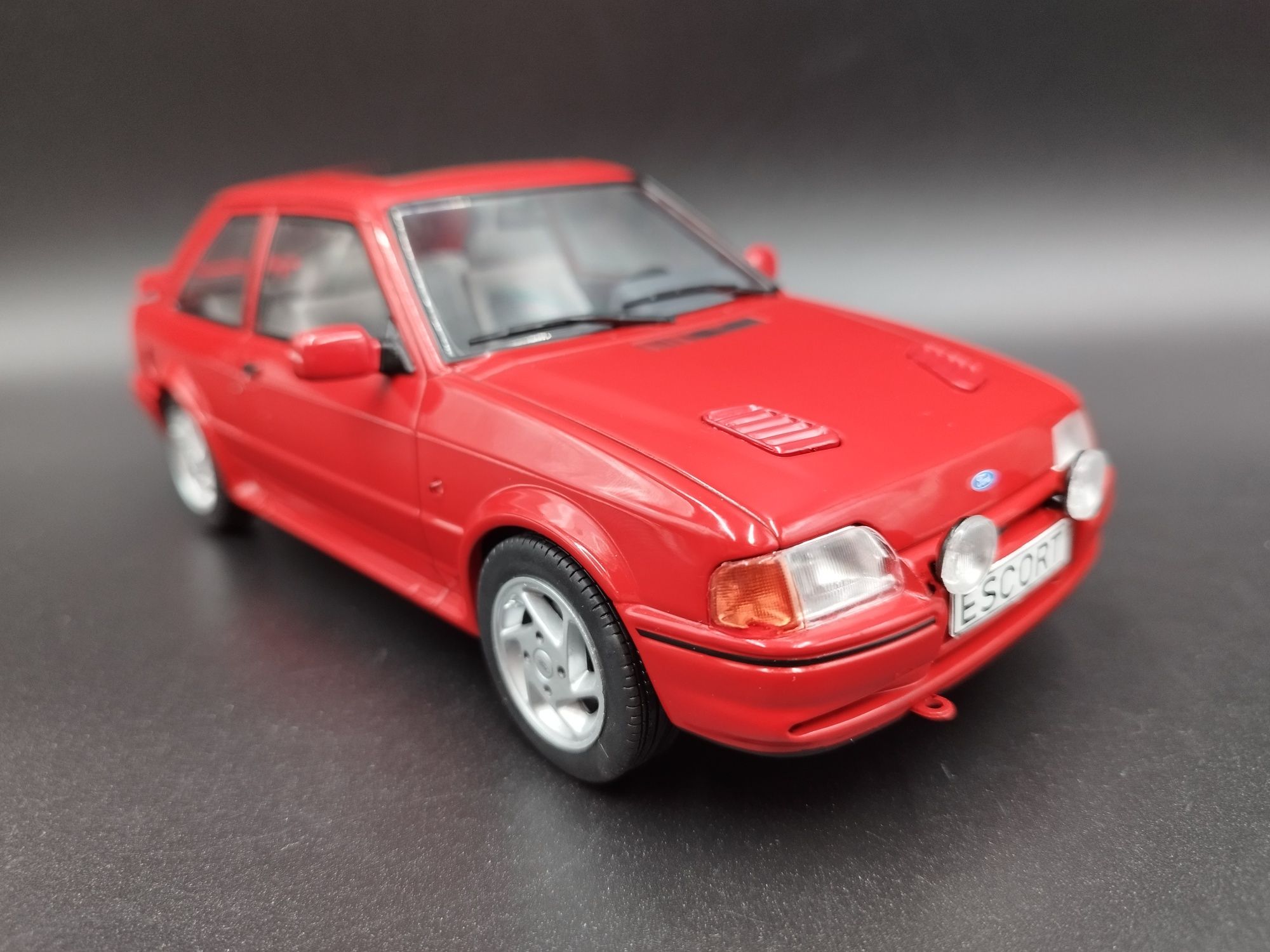 1:18 MCG Ford Escort  RS Turbo S2 Red model  nowy