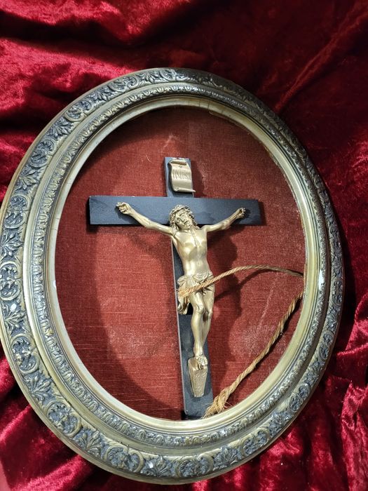 Stary krzyż w starej ramie bez szkła