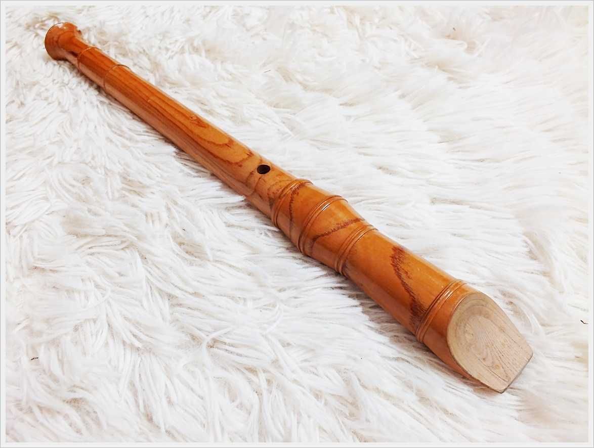 Stary flet prosty drewniany jasne drewno Zabytek dla konesera