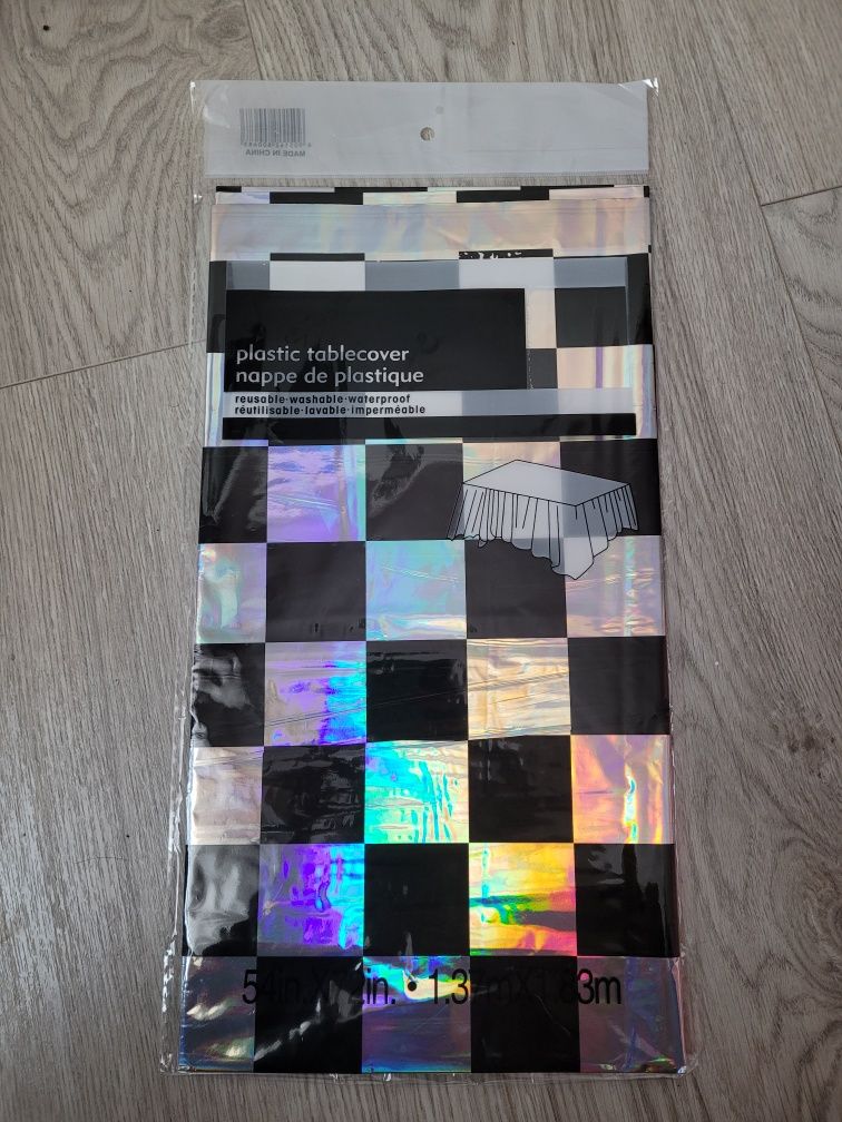 Duży plastikowy obrus  w kratke 137 x 183 cm 
Met