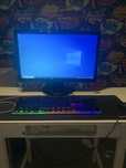 Computador com monitor, rato e teclado