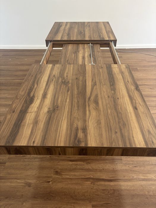 Mesa extensivel em madeira com oes em inox e cadeiras