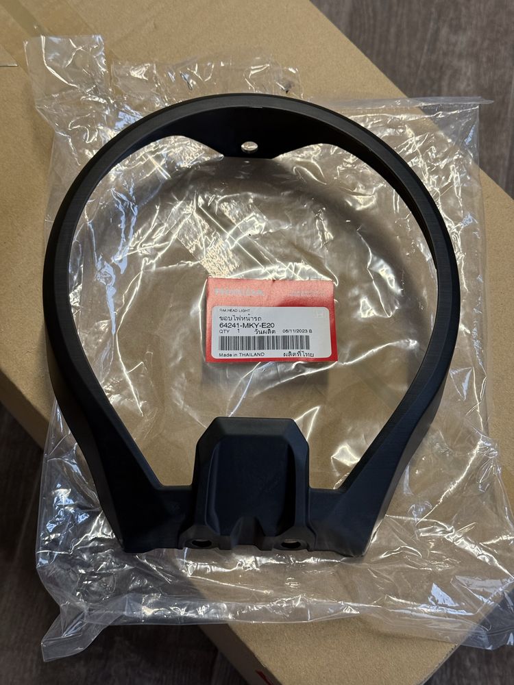 Nowa oryginalna ramka lampy oslona honda cb650r rok 24+