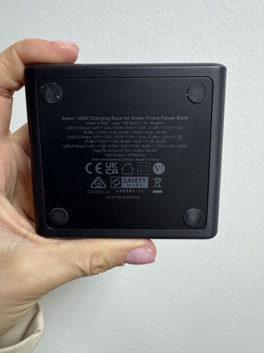 Павербанк Anker Prime 27650mAh (250W) з зарядною базою на 100W.